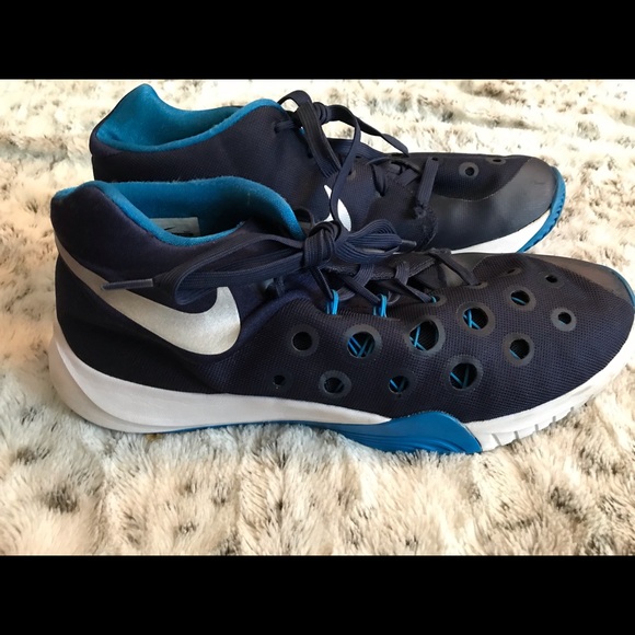 Nike women’s basketball shoes. Size 10.5. - Picture 3 of 3
